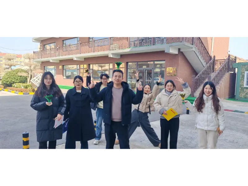 माओटोङ बाहिरी शटलकक खाजा पछि लात मार्दै