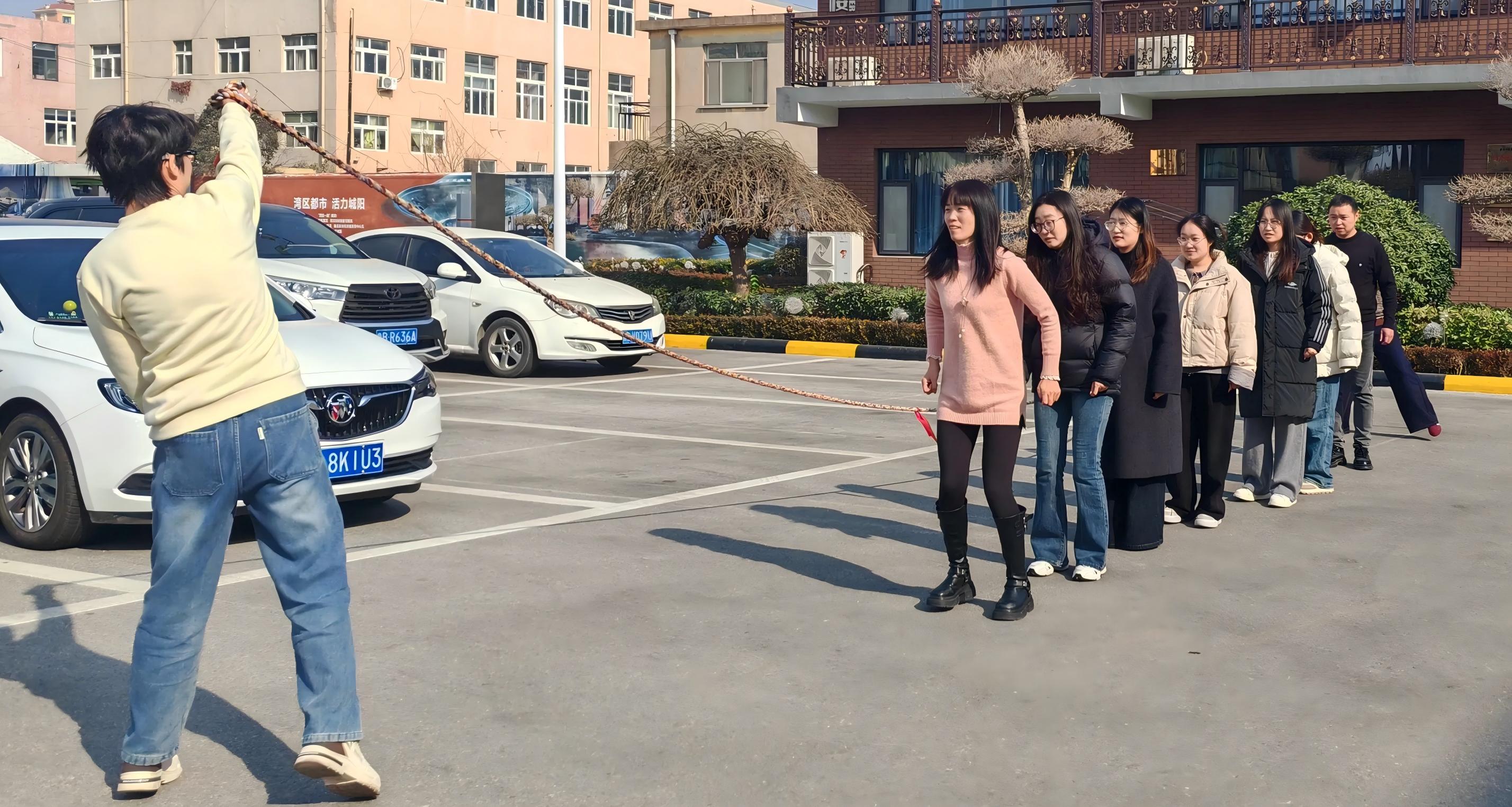 माओटोङले फन टग-अफ-वार र जम्प रोप होल्ड गर्छ