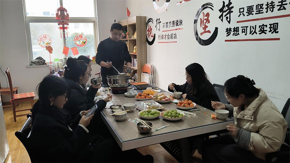 लालटेन फेस्टिवल लन्च: कार्यालयमा ट्याङ्युआन र टोली भाइब्स